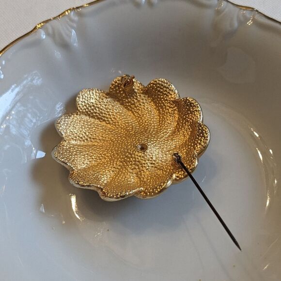 Vintage Brushed Gold Polished Brooch Pin Dome Offset Flower Retro Glam 80s 90s - Picture 5 of 6
